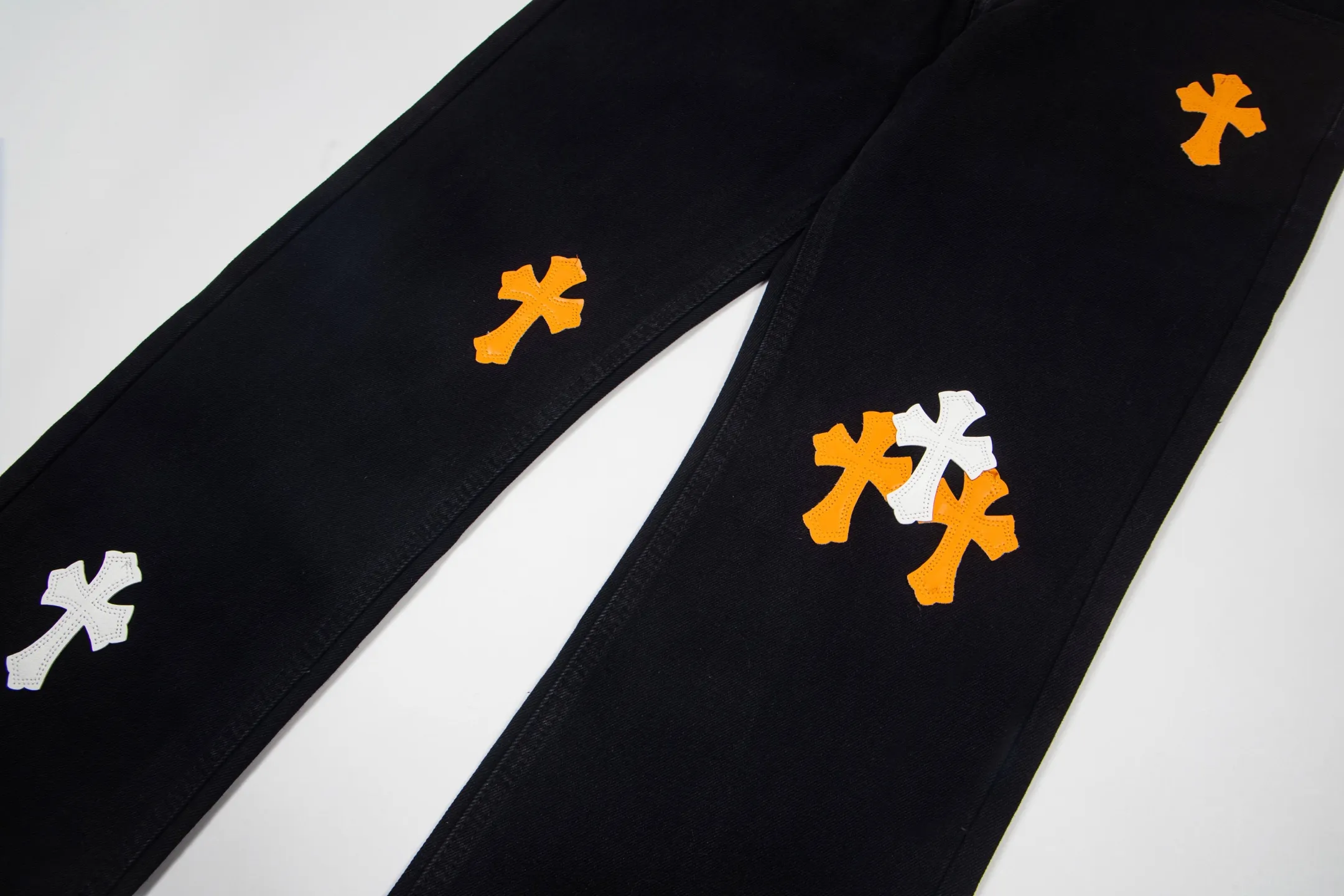 P260 Chrome Hearts Black Pants Sanskrit Yellow Patch Leather Jeans CH jeans need to be washed after the finished product is disassembled and then hand-stitched with sheepskin cross leather and then spliced ​​to complete. The whole piece has too many craftsmanship to explain. The patchwork is decorated with cross patterns, and the high-waisted washed jeans! ! Absolutely high-end luxury products, god-level single products and super popular products, made with top heavy industry, a must-see magic weapon. Customized hardware. The fabric is thick and soft after washing. It has good breathability. Customized small leather label. Unique design. The details are simple and elegant, and the workmanship is exquisite. The entire trousers are neatly routed and the details are in place! It’s so cool that both men and women can easily control the genderless trend! Style number: 1874# Color: black Size: 28 30 32 34